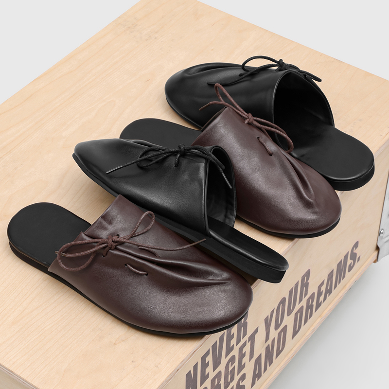Men'S Shoes Qn - 新しくておしゃれで快適なメンズハーフスリッパ、斜めストラッププリーツカジュアルボーケンシューズ、通勤用スリッパ