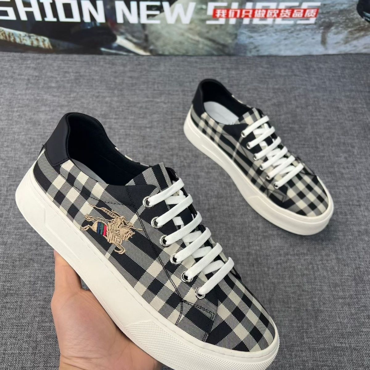 しっかりとしたレースアップの軽量メンズフラットシューズ、ミニ - Men Shoes Dior のレビューと価格